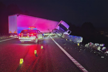 Accidente camión en la A-52, a su paso por Melón.