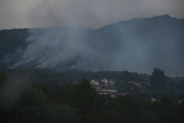 Archivo - Vista del humo en la sierra, a 2 de agosto de 2025, en Vilardevós, Ourense, Galicia (España).