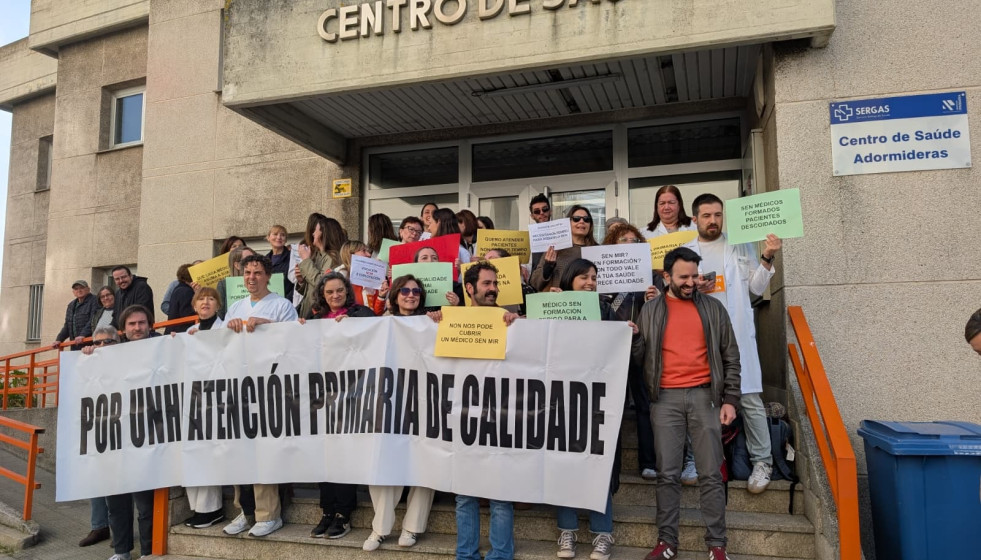 Archivo - Concentración ante un centro de salud