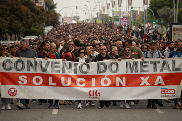 Manifestantes portan pancarta con lema 'Convenio do metal. Solución xa' durante la segunda jornada de huelga del sector del Metal, a 13 de mayo de 2026, en Vigo, Pontevedra, Galicia (España).