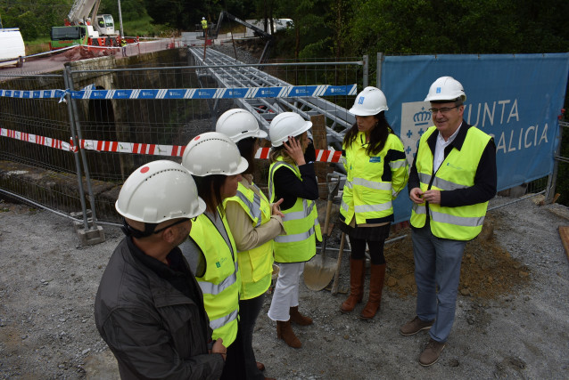 La conselleira de Vivenda e Planificación de Infraestruturas, María Martínez Allegue, visita los trabajos de instalación de una pasarela peatonal en la parroquia de Cudeiro, en Ourense