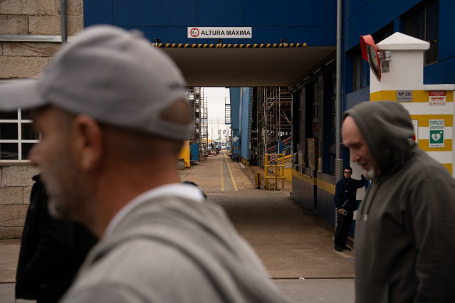 Trabajadores del Metal ante un astillero en Vigo, vacío en la jornada de huelga, a 13 de mayo de 2026