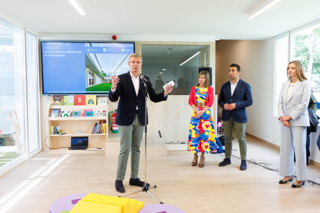 El presidente de la Xunta, Alfonso Rueda, acompañado de la conselleira de Política Social e Igualdade, Fabiola García, inaugura la nueva escuela infantil de Ponteares (Pontevedra)