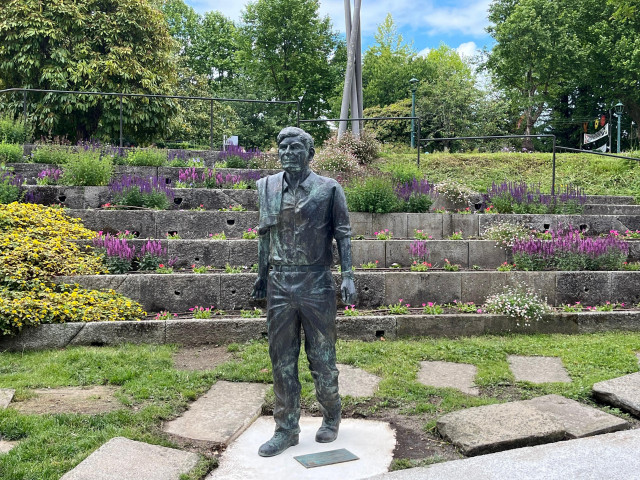 Estatua de Moncho Reboiras tras la retirada de la pintada roja con la que apareció el martes, a 13 de mayo de 2026.
