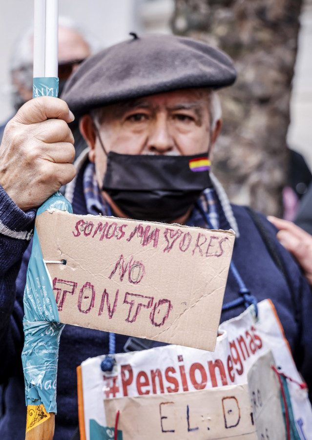 Archivo - Un mayor en una protesta en demanda de sus derechos