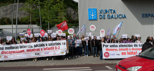 Protesta en demanda de mejoras laborales entre personal de sectores en el ámbito de la discapacidad,  centro de menores y educación infantil de cero a tres años