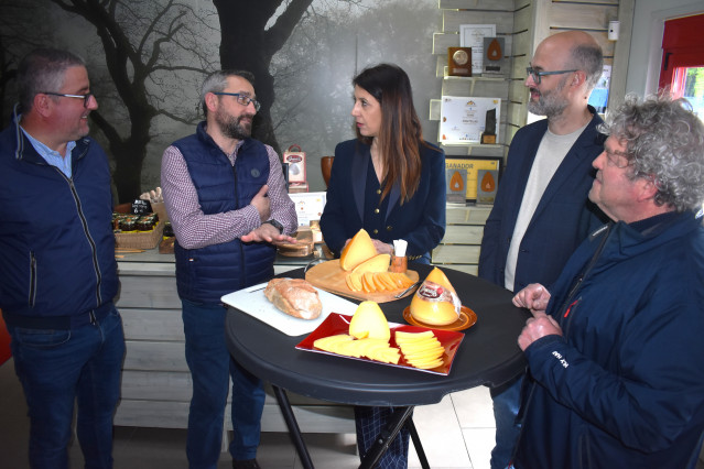 La conselleira do Medio Rural, María José Gómez, visita dos queserías en Vilalba (Lugo).