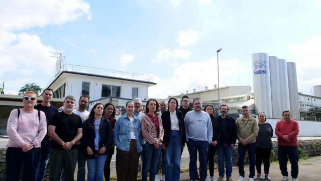 La portavoz nacional del BNG, Ana Pontón, junto a trabajadores de la factoría de Nestlé en Pontecesures.