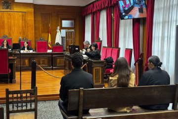 Tres acusados de dos delitos leves de lesiones y uno de lesiones agravado se sientan al banquillo en la Audiencia Provincial de Ourense