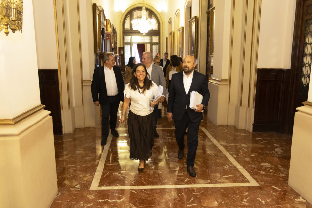 La alcaldesa de A Coruña, Inés Rey, y el portavoz del gobierno local, José Manuel Lage, a la llegada del pleno