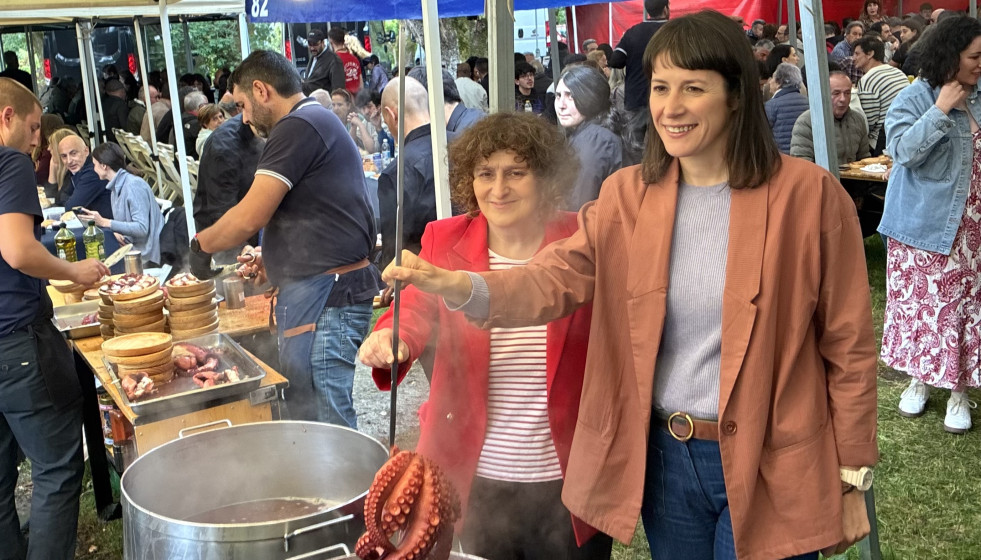La alcaldesa de Santiago, Goretti Sanmartín, junto a la líder del BNG, Ana Pontón