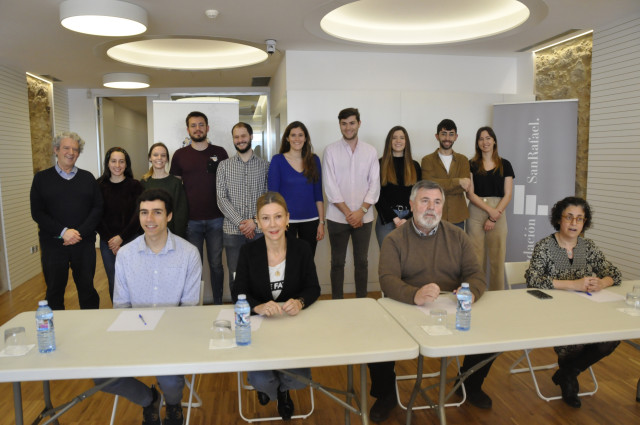 Archivo - El presidente del Colegio de Médicos de A Coruña, Luciano Vidán, junto a otros profesionales sanitarios