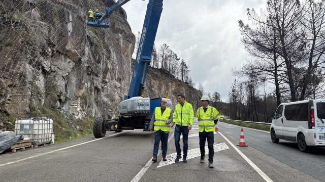El subdelegado del Gobierno en Ourense, Eladio Santos, supervisa la actuación de protección de taludes en la N-120, en A Rúa (Ourense), afectada por los incendios del pasado mes de agosto de 2025