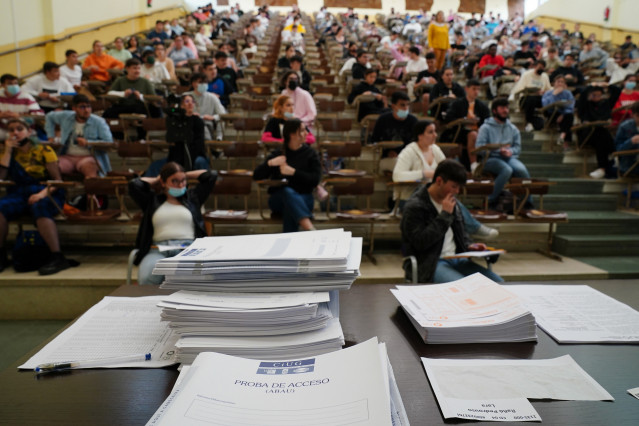 Archivo - Estudiantes esperan antes de comenzar las pruebas de acceso a la universidad 2022, a 7 de junio de 2022, en Santiago de Compostela, A Coruña, Galicia (España).
