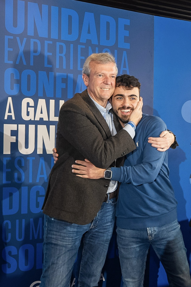 Archivo - El presidente de la Xunta, Alfonso Rueda, con Raúl Santamaría en el mitin de Vilagarcía.