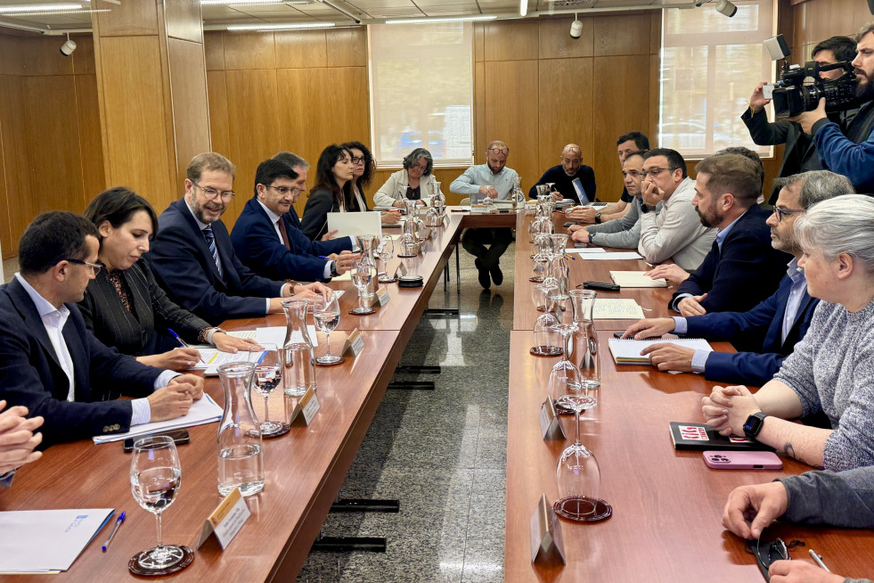 El secretario de  Estado de Industria, Jordi García, y la conselleira de Economía, María Jesús Lorenzana, participan, junto a otros representantes institucionales, en una reunión sobre Alcoa San 