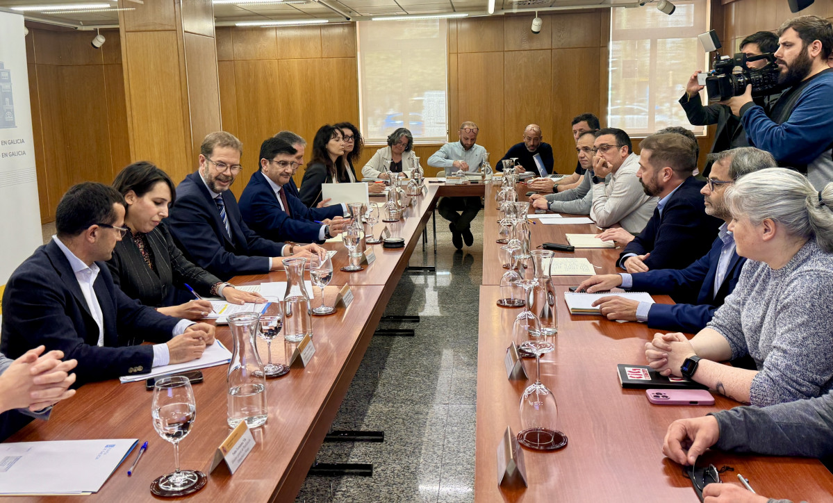 El secretario de  Estado de Industria, Jordi García, y la conselleira de Economía, María Jesús Lorenzana, participan, junto a otros representantes institucionales, en una reunión sobre Alcoa San 