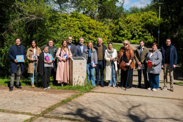 La Comisión de Cultura del PPdeG celebra en el parque Begoña Caamaño de Santiago el Día das Letras Galegas
