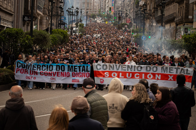 Manifestantes durante la segunda jornada de huelga del sector del Metal, a 14 de mayo de 2026, en Vigo, Pontevedra, Galicia (España).