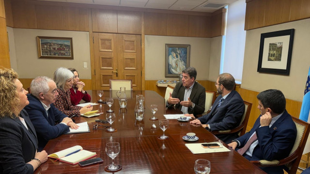 El secretario xeral del PSdeG, José Ramón Gómez Besteiro, en reunión con el secretario de Industria, Jordi García Brustenga