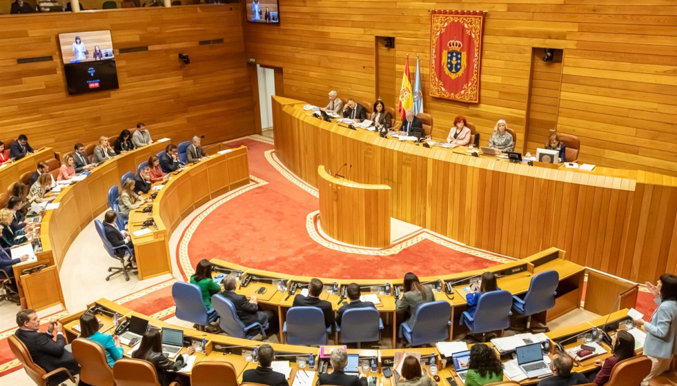 La portavoz nacional del BNG, Ana Pontón, pregunta al presidente de la Xunta, Alfonso Rueda, en la sesión de control en el Parlamento de Galicia. Pazo do Hórreo.