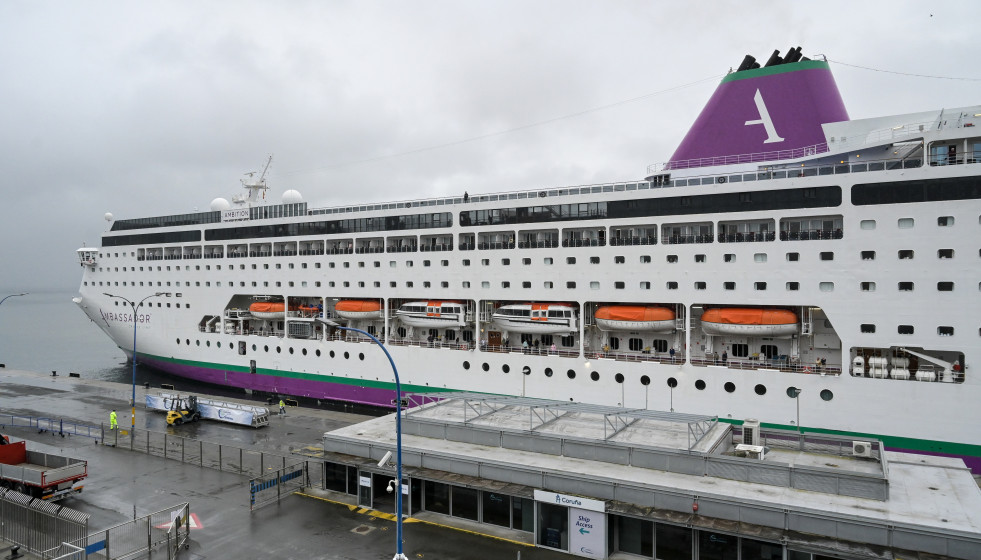 El crucero 'Ambition', aislado por un brote de gastroenteritis que afectó a decenas de pasajeros y tripulación, atraca en el puerto de A Coruña, a 16 de mayo de 2026.