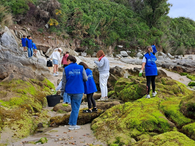 Voluntarios limpiando en una playa