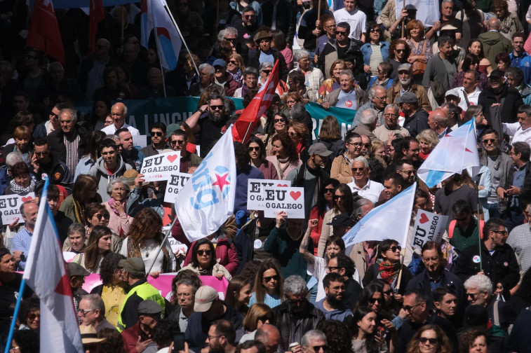 Decenas de personas durante una manifestación a favor del Día das Letras Galegas, a 17 de mayo de 2026, en Santiago de Compostela, A Coruña, Galicia (España).