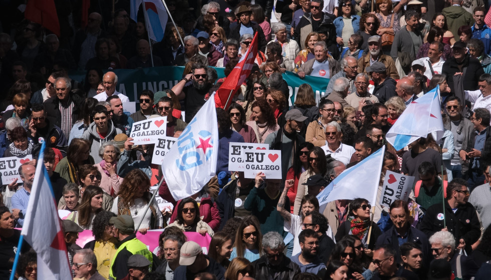 Decenas de personas durante una manifestación a favor del Día das Letras Galegas, a 17 de mayo de 2026, en Santiago de Compostela, A Coruña, Galicia (España).