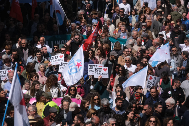 Decenas de personas durante una manifestación a favor del Día das Letras Galegas, a 17 de mayo de 2026, en Santiago de Compostela, A Coruña, Galicia (España).