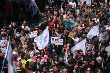 Decenas de personas durante una manifestación a favor del Día das Letras Galegas, a 17 de mayo de 2026, en Santiago de Compostela, A Coruña, Galicia (España).