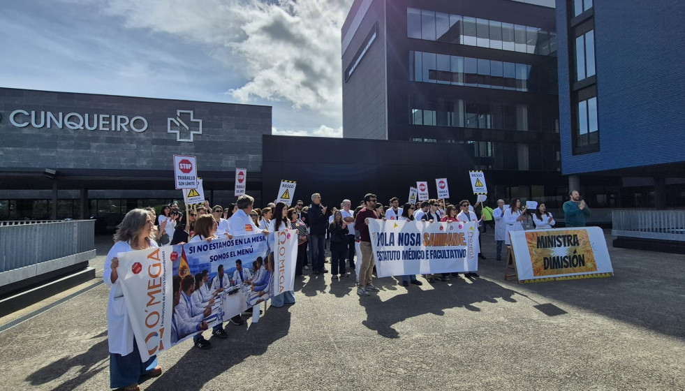 Concentración de médicos, en huelga contra el estatuto marco, frente al hospital Álvaro Cunqueiro de Vigo, a 18 de mayo de 2026.