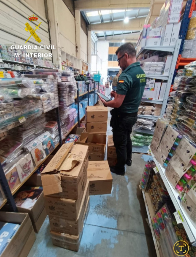La Guardia Civil denuncia a dos establecimientos, en Mos y Pontevedra, por venta de material pirotécnico sin autorización ni medidas de seguridad.