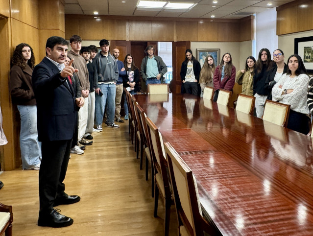 El delegado del Gobierno en Galicia, Pedro Blanco, recibe a estudiantes del Ciclo Superior de Administración e Finanzas del IES Fernando Wirtz en A Coruña, durante la Semana de la Administración Abierta