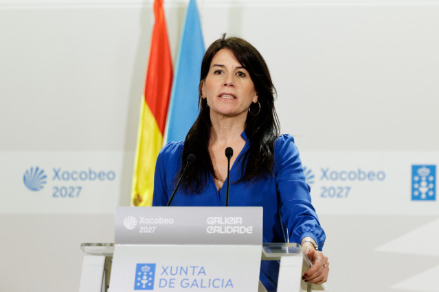 O titular do Executivo galego, Alfonso Rueda, acompañado pola conselleira de Vivenda e planificación das infraestruturas, María Martínez Allegue, na rolda de prensa posterior á reunión do Consello da Xunta. Sala do Consello, 18/05/26.