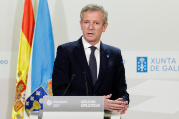 O titular do Executivo galego, Alfonso Rueda, acompañado pola conselleira de Vivenda e planificación das infraestruturas, María Martínez Allegue, na rolda de prensa posterior á reunión do Consel
