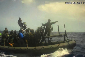 Lancha rápida de la armada de Israel a punto de abordar el Holy Blue