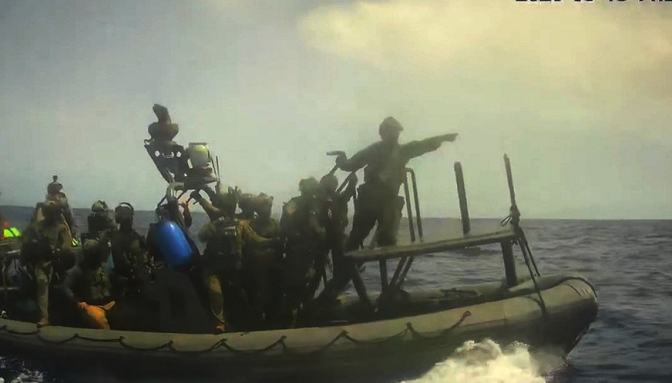 Lancha rápida de la armada de Israel a punto de abordar el Holy Blue
