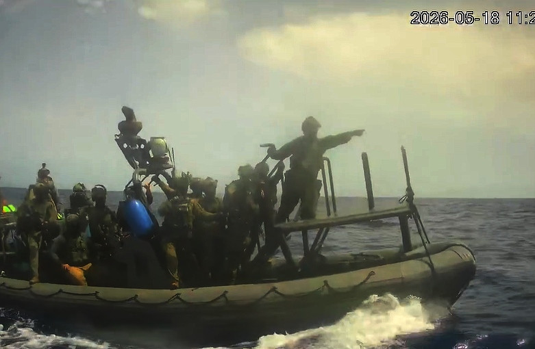 Lancha ru00e1pida de la armada de Israel a punto de abordar el Holy Blue