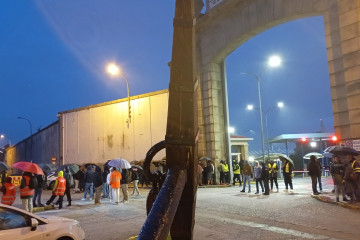 Los piquetes blindan el acceso a Navantia Ferrol y solo permiten la entrada de servicios mínimos