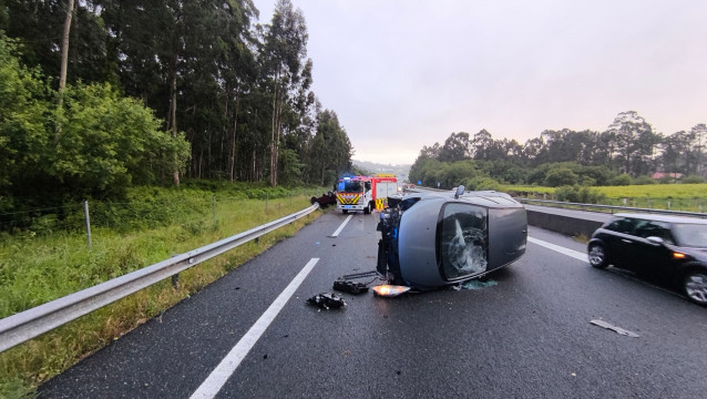 Un hombre y una mujer resultan heridos tras una colisión entre dos coches en la AG-41 en Sanxenxo (Pontevedra).