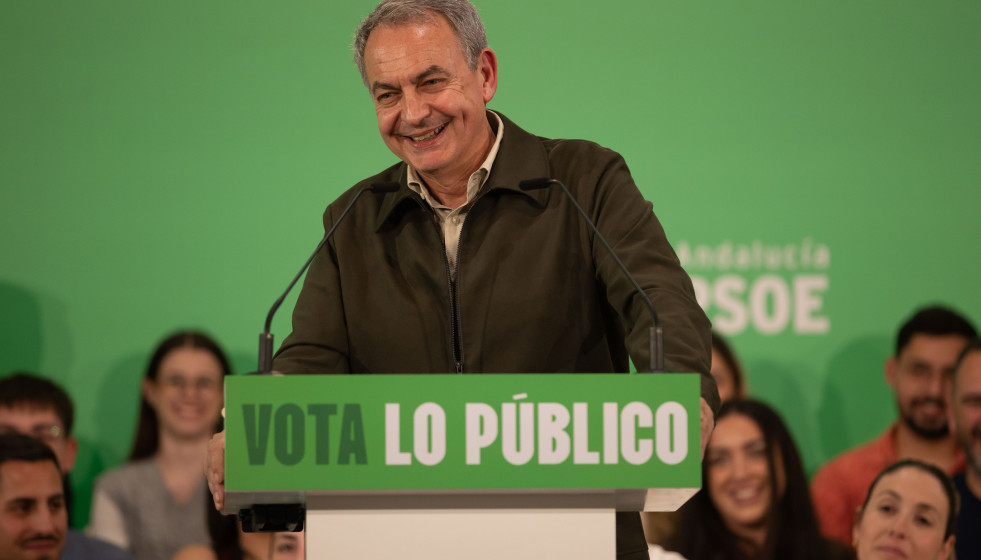 El expresidente del Gobierno, José Luis Rodríguez Zapatero, durante su intervención en el mitin celebrado en Huelva este martes, 5 de mayo.