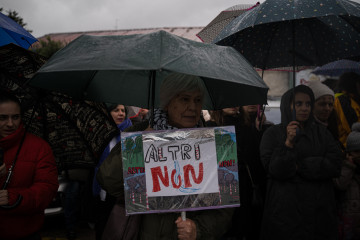 Archivo - Varias personas durante una nueva manifestación contra Altri, a 22 de marzo de 2025, en Pobra do Caramiñal, A Coruña, Galicia (España). La Plataforma Ulloa Viva, que encabeza la concentr