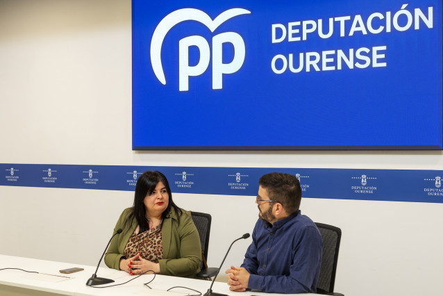 La portavoz popular provincial de Ourense, Patricia Torres, y el presidente  de la asociación Alma Llanera, Lorenzo González, presentan una moción para el próximo pleno en la Diputación de Ourense sobre a regularización de migrantes en la provincia