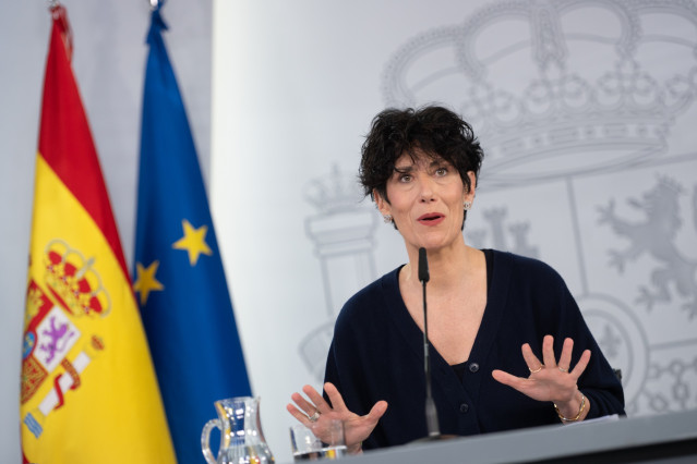 La ministra de Inclusión, Seguridad Social y Migraciones y portavoz del Gobierno, Elma Saiz, interviene durante la rueda de prensa posterior al Consejo de Ministros, a 19 de mayo de 2026, en Madrid (España). El Consejo de Ministros ha aprobado este martes