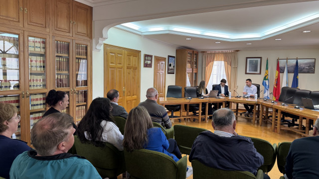 Reunión del consejero delegado de RDG, Emilio Bruquetas, con el tejido productivo de los municipios lucenses de Trabada, Ribadeo y Barreiros