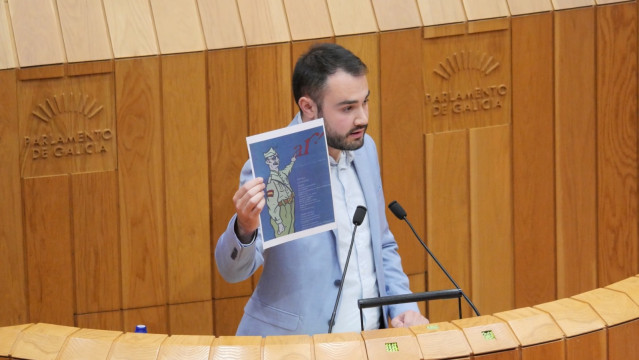El diputado del BNG Iago Suárez en un momento del pleno del Parlamento de Galicia.