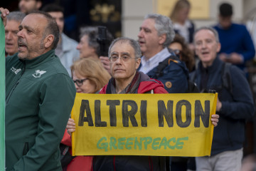 Archivo - Una persona sostiene una pancarta en una concentración contra la multinacional Altri, convocada por la plataforma Ulloa Viva, Ecologistas en Acción y Greenpeace, frente al Congreso de los 