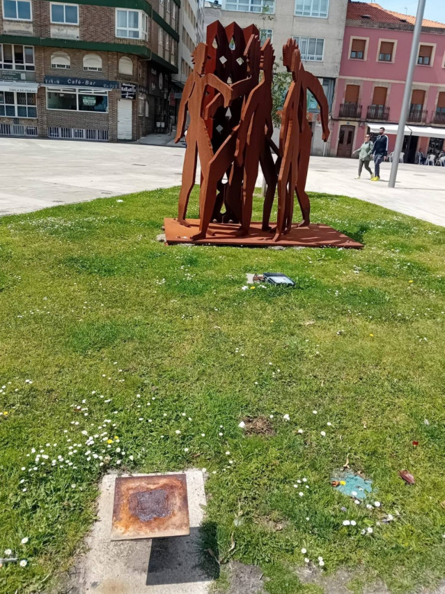 Monumento vandalizado en Ribeira