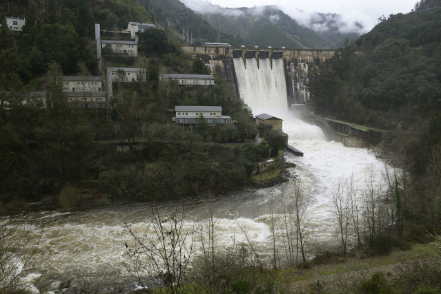 Archivo - Estado de la presa de Os Peares, a 20 de enero de 2023, en Os Peares, A Peroxa, Ourense, Galicia (España). El elevado caudal del río Miño a su paso por el municipio ourensano de A Peroxa ha obligado a activar el aviso por riesgo alto de inundaci